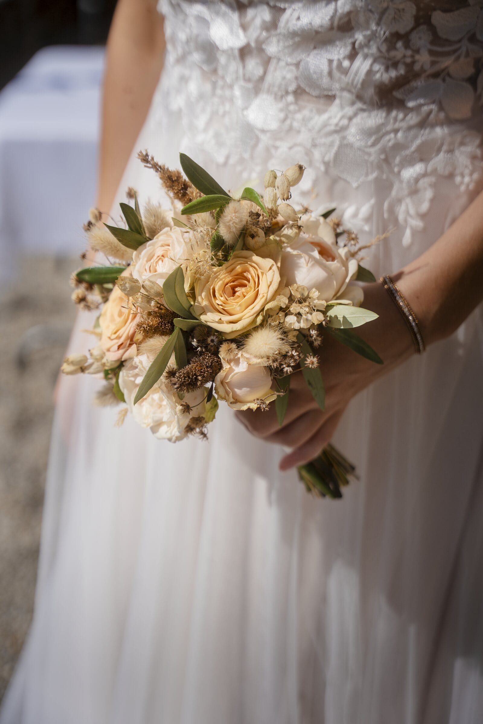 Braut mit Brautstrauss aus hellen Rosen