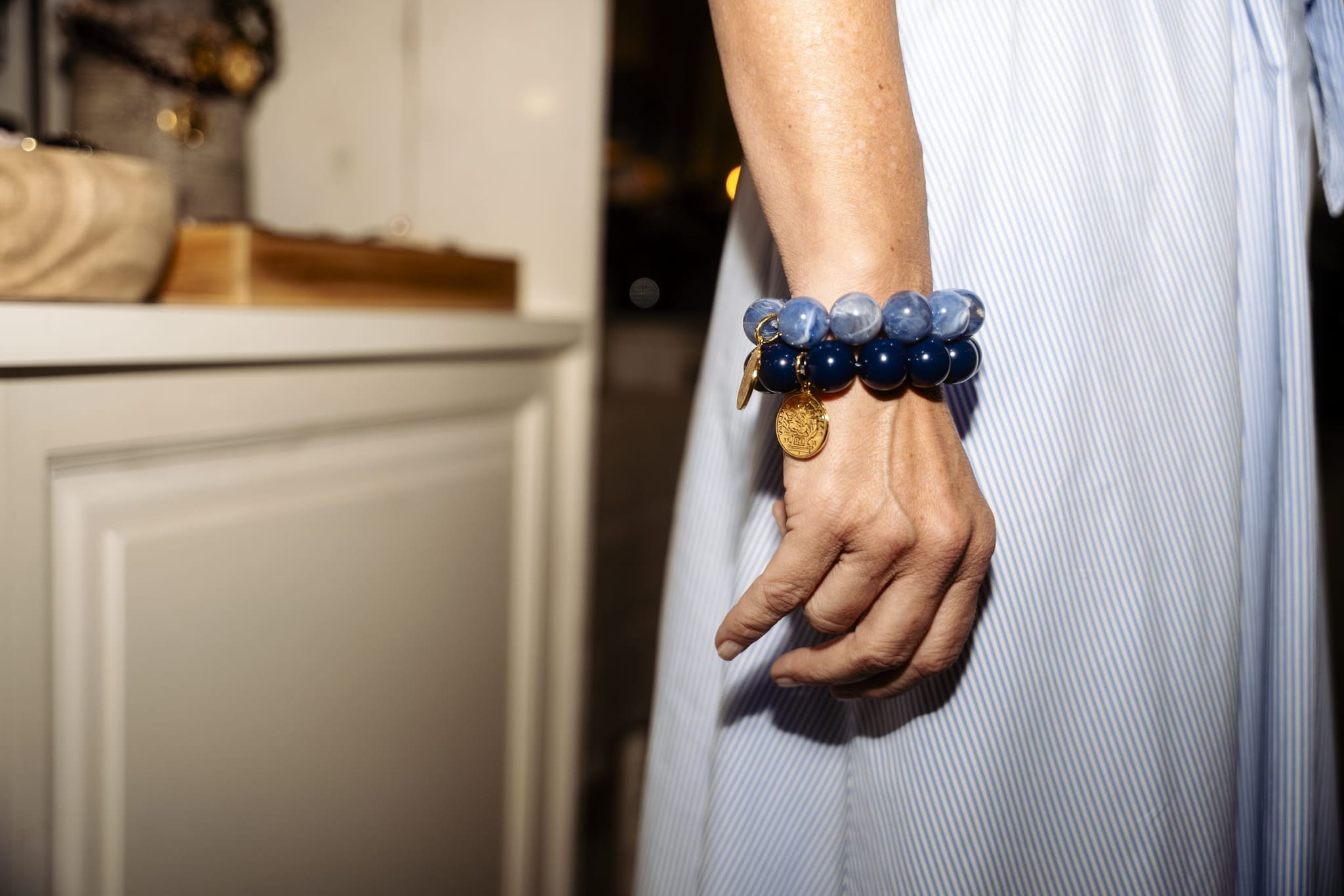 Armband aus blauen Perlen am Handgelenk