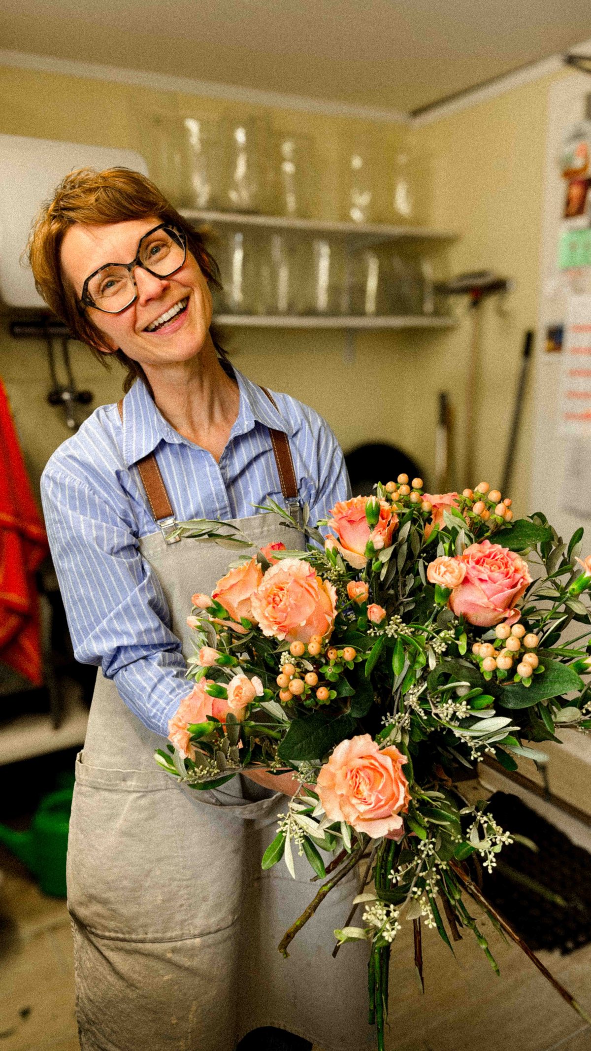 Andrea Vogt bindet einen frischen Strauss im Atelier